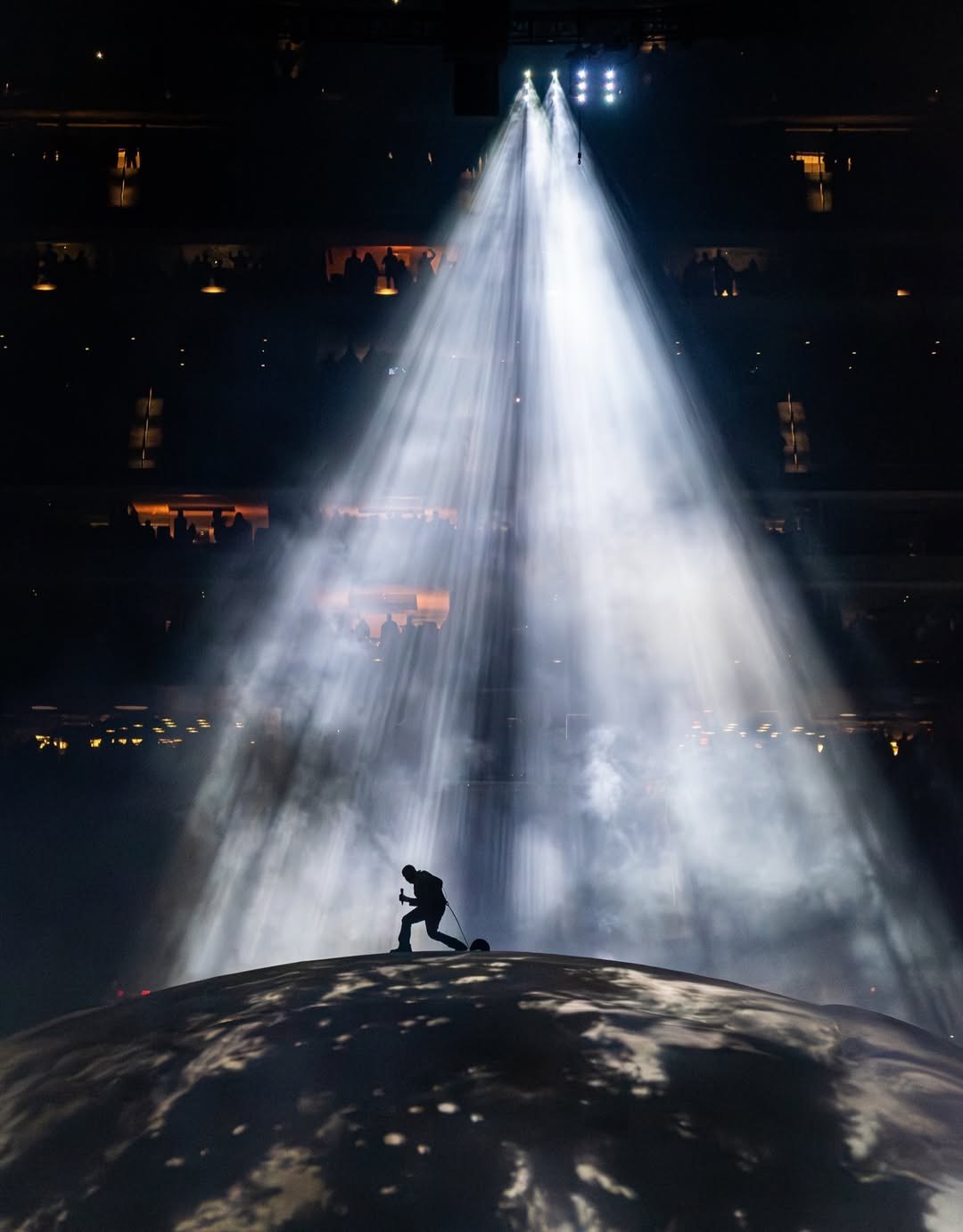 Ngỡ ngàng trước siêu concert mang Trái Đất lên sân khấu, nam nghệ sĩ bị ghét nhất thế giới nhưng ai cũng nể vì quá tài năng- Ảnh 8.