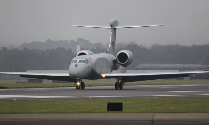 Máy bay EA-37B hạ cánh xuống căn cứ Mildenhall, Anh ngày 31/3. Ảnh: Glenn Lockett