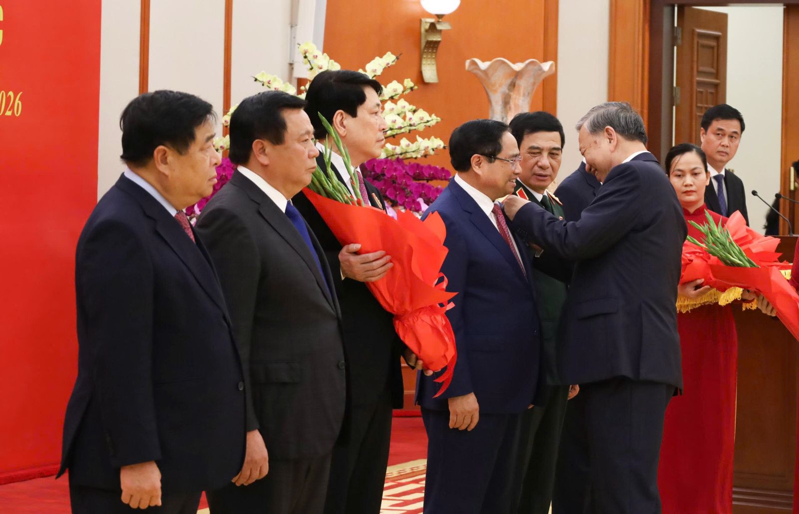 Trao huân chương tặng lãnh đạo Đảng, Nhà nước và cán bộ cấp cao- Ảnh 2.