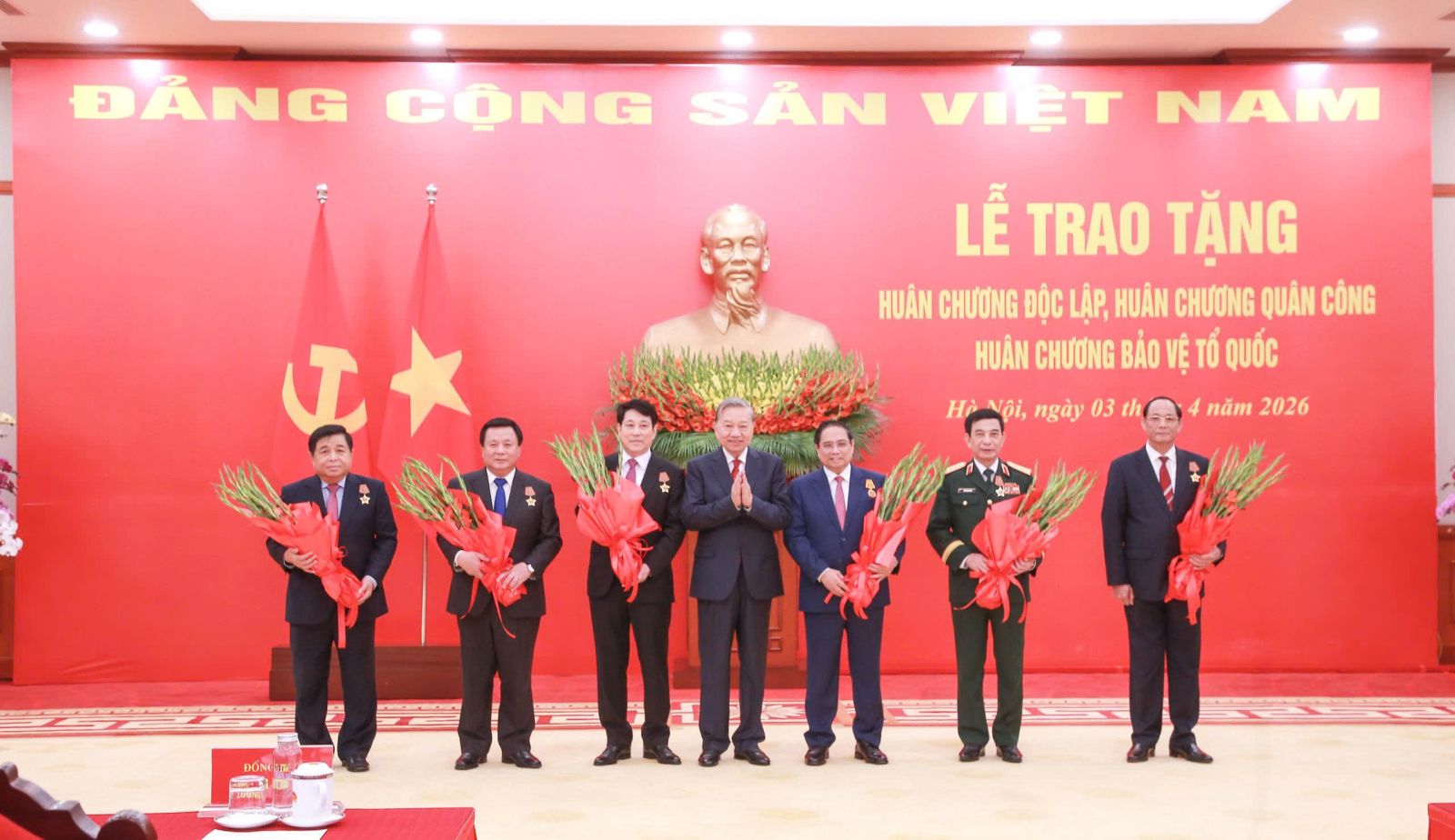 Trao huân chương tặng lãnh đạo Đảng, Nhà nước và cán bộ cấp cao- Ảnh 3.