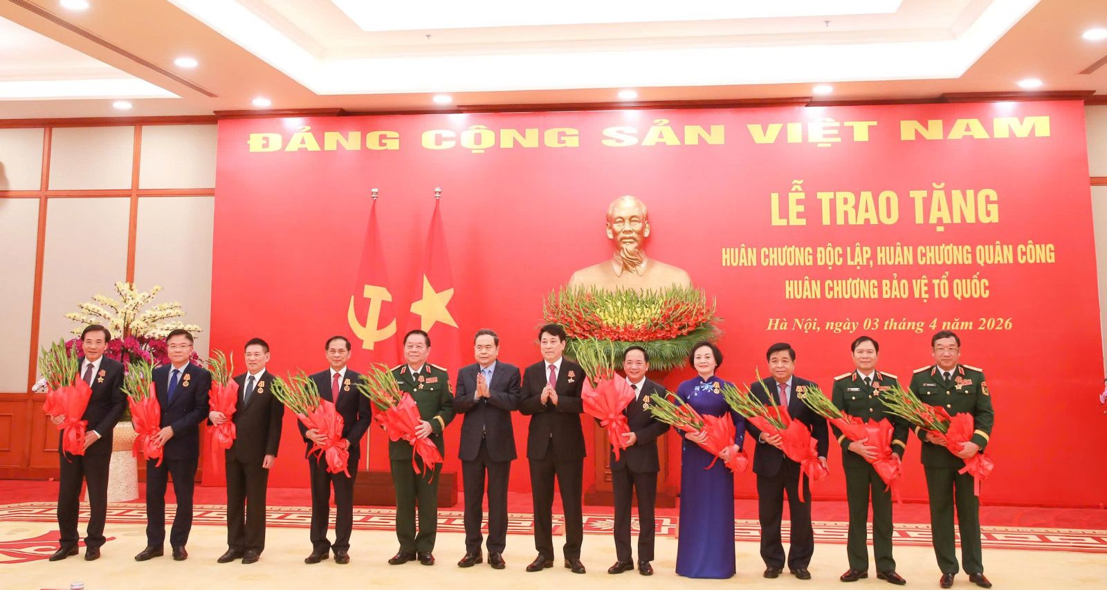 Trao huân chương tặng lãnh đạo Đảng, Nhà nước và cán bộ cấp cao- Ảnh 4.