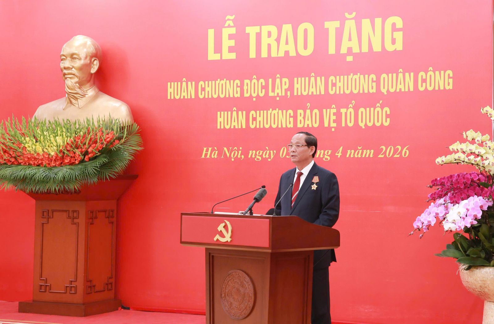 Trao huân chương tặng lãnh đạo Đảng, Nhà nước và cán bộ cấp cao- Ảnh 7.