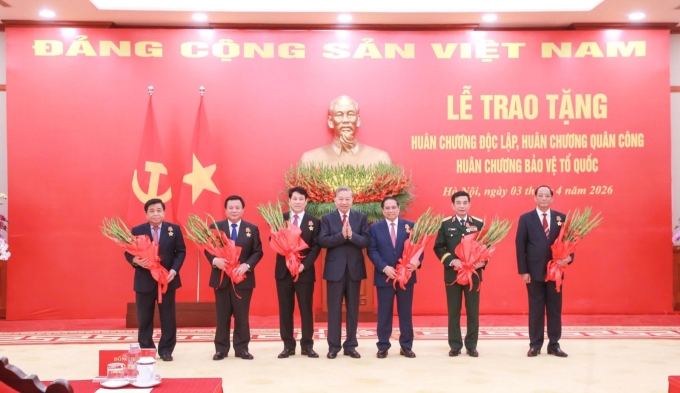 Tổng Bí thư Tô Lâm trao huân chương tặng các lãnh đạo Đảng, Nhà nước, chiều 3/4. Ảnh: Cổng thông tin Đảng Cộng sản