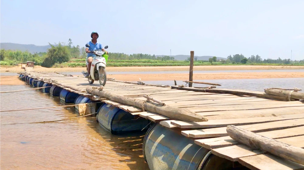 Dan-gop-tien-xay-cau-vuot-song-Ba-1.jpg
