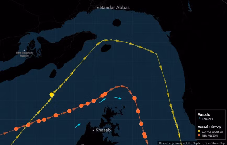 Né tuyến Iran kiểm soát, ba con tàu mở lối đi táo bạo qua eo biển Hormuz- Ảnh 2.