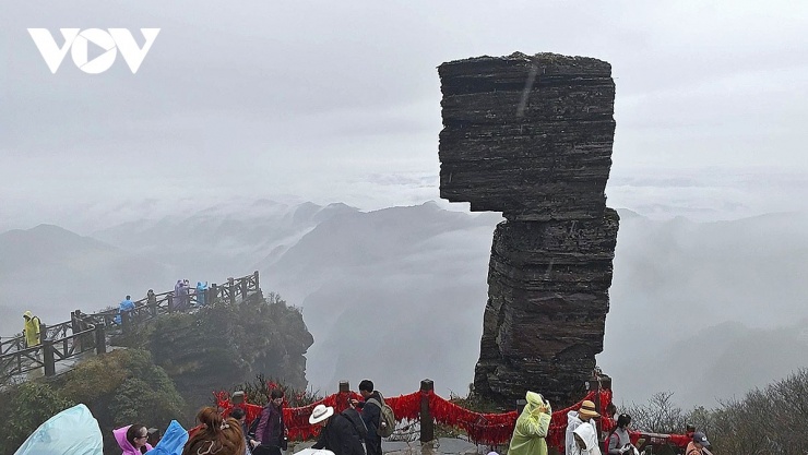 Đá Nấm trong mưa