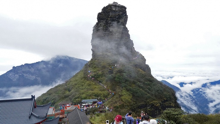 Hồng Vân Kim Đỉnh lúc giăng mây