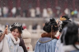 Giới trẻ đua nhau mặc đồ cổ trang chụp tuyết rơi tuyệt đẹp ở Trung Quốc