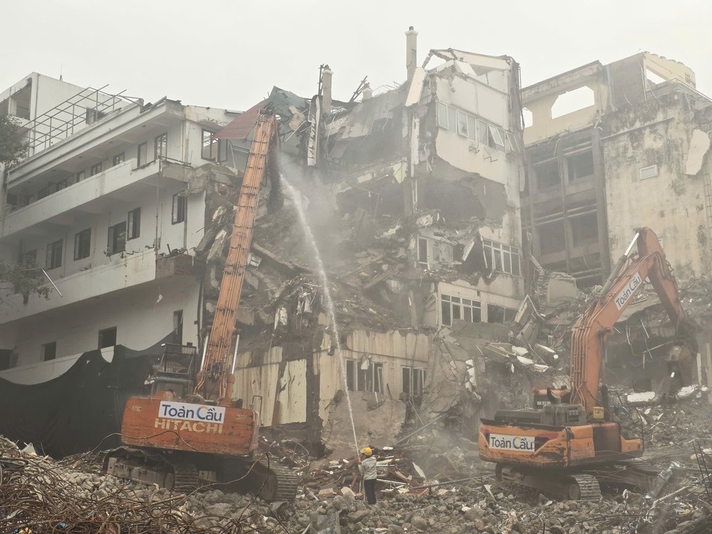 Cận cảnh khách sạn 9 tầng trên “đất vàng” cạnh Hồ Hoàn Kiếm bắt đầu di dời tài sản để giải phóng mặt bằng- Ảnh 4.