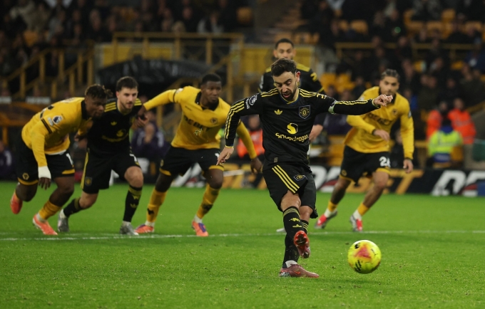 Tiền vệ Bruno Fernandes sút phạt đền ghi bàn thứ tư cho Man Utd trong trận thắng Wolverhampton Wanderers trên sân Molineux ngày 8/12/2025. Ảnh: Reuters