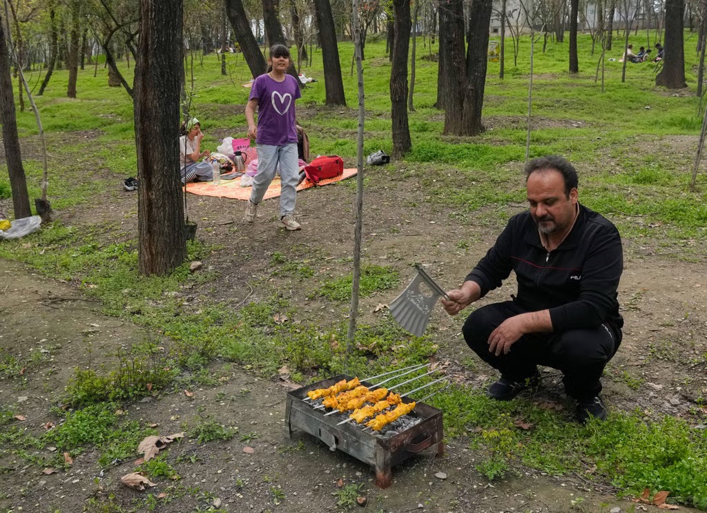 Người dân Tehran vẫn dã ngoại, nướng thịt bất chấp ông Trump đe dọa 'đưa Iran về thời đồ đá' - Ảnh 4.