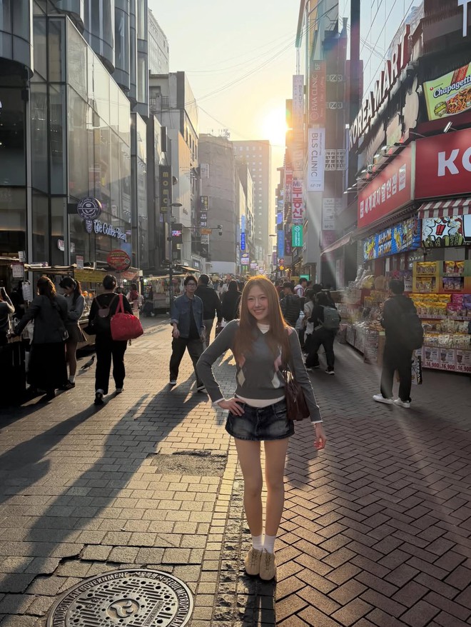 Chân váy denim 'khuấy đảo' phong cách thời trang mùa hè- Ảnh 2. Chân váy denim 'khuấy đảo' phong cách thời trang mùa hè- Ảnh 2.