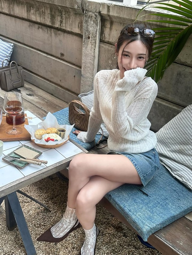 Chân váy denim 'khuấy đảo' phong cách thời trang mùa hè- Ảnh 3. Chân váy denim 'khuấy đảo' phong cách thời trang mùa hè- Ảnh 3.