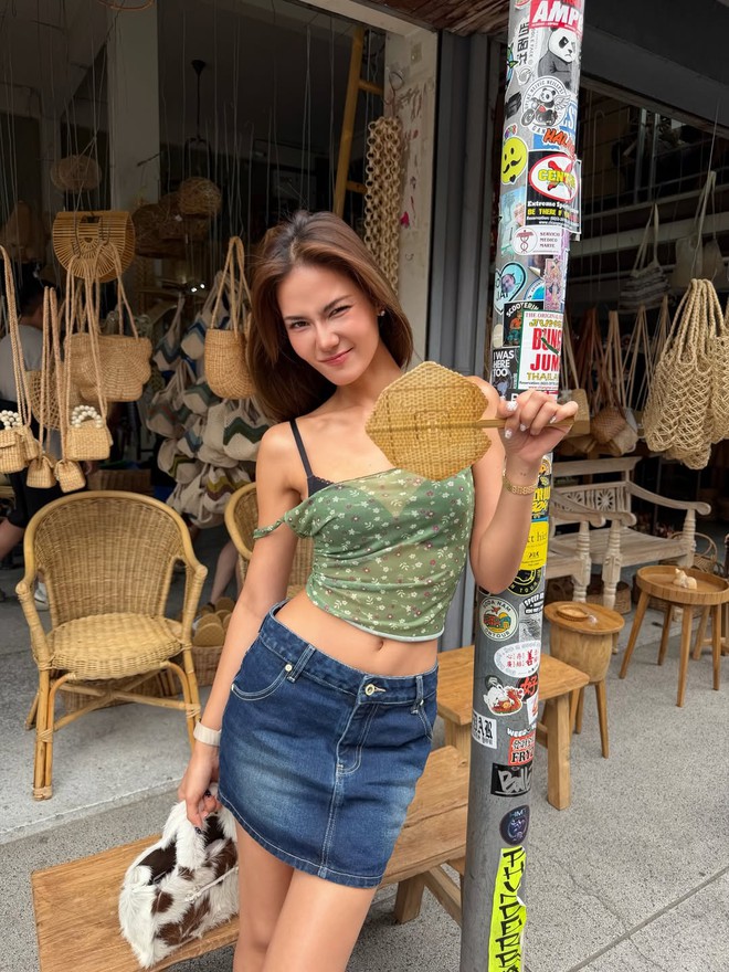 Chân váy denim 'khuấy đảo' phong cách thời trang mùa hè- Ảnh 5. Chân váy denim 'khuấy đảo' phong cách thời trang mùa hè- Ảnh 5.