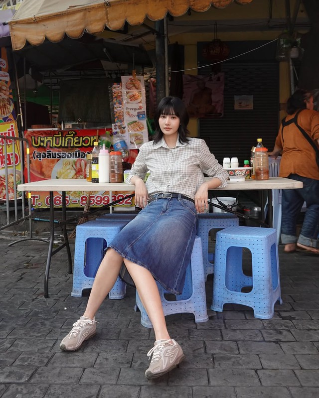 Chân váy denim 'khuấy đảo' phong cách thời trang mùa hè- Ảnh 6. Chân váy denim 'khuấy đảo' phong cách thời trang mùa hè- Ảnh 6.