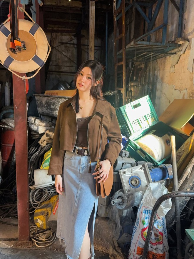 Chân váy denim 'khuấy đảo' phong cách thời trang mùa hè- Ảnh 7. Chân váy denim 'khuấy đảo' phong cách thời trang mùa hè- Ảnh 7.