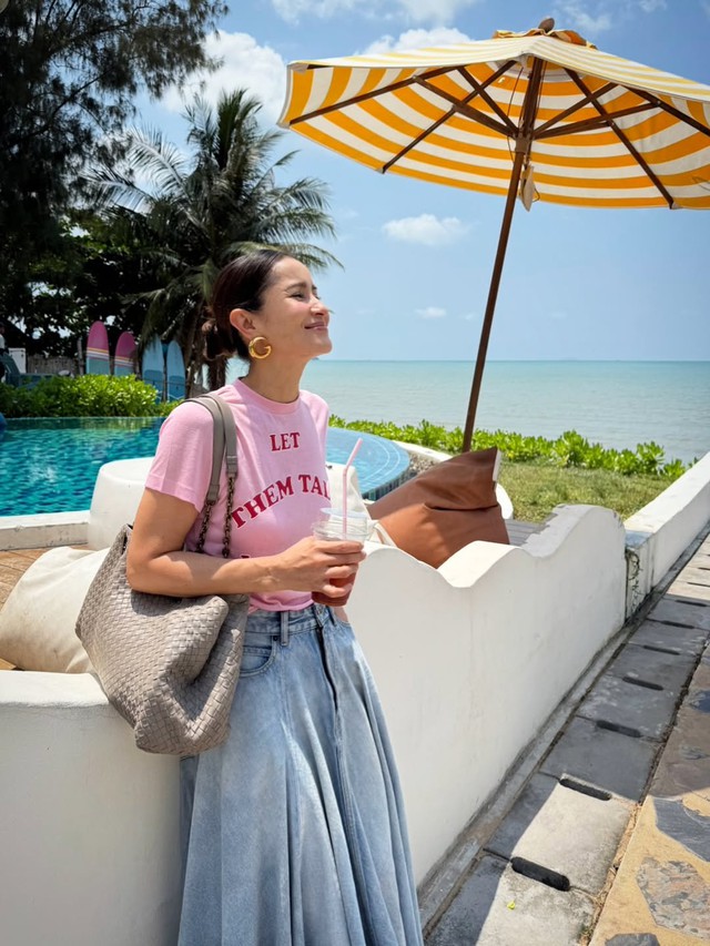 Chân váy denim 'khuấy đảo' phong cách thời trang mùa hè- Ảnh 10. Chân váy denim 'khuấy đảo' phong cách thời trang mùa hè- Ảnh 10.