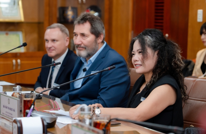 Từ trái sang phải: TS Robert Kasperek, GS Tomasz Banasiewicz, bà Văn Thị Ngọc Hải, tại buổi trao đổi với Bệnh viện Bạch Mai cùng ngày 4/3. Ảnh: EUPC Group