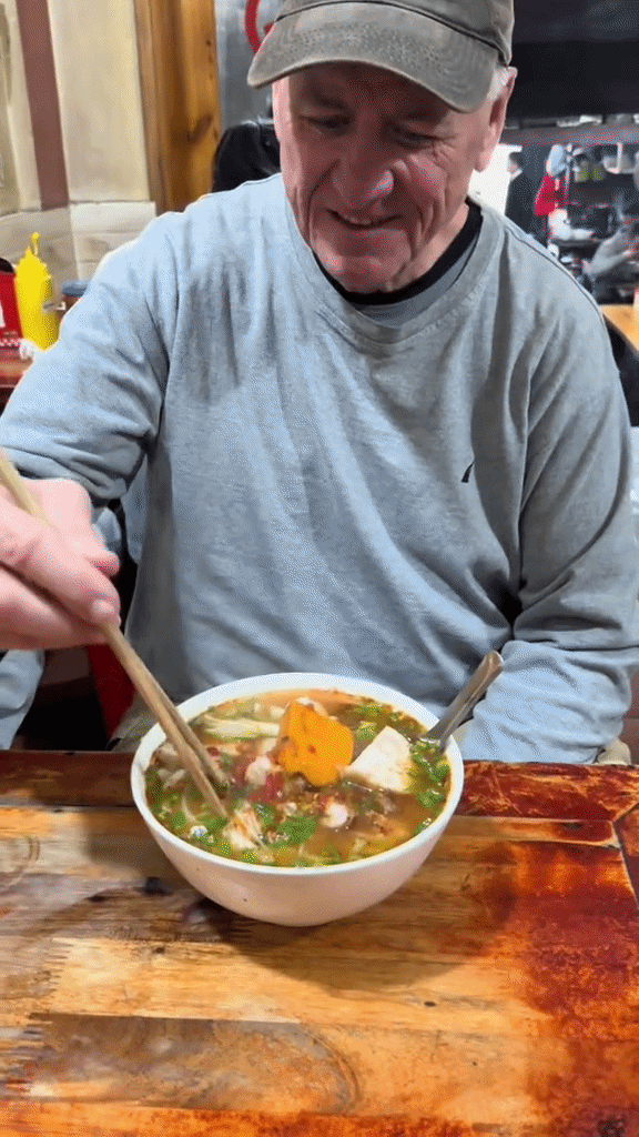 Khách Tây trầm trồ khi thưởng thức món ăn ở Sapa, nhận xét: 