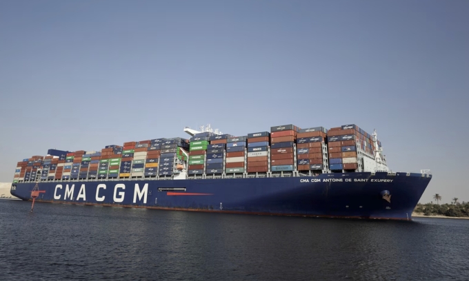 Một tàu hàng của hãng CMA CGM đi qua kênh đào Suez, Ai Cập, hồi năm 2021. Ảnh: Reuters