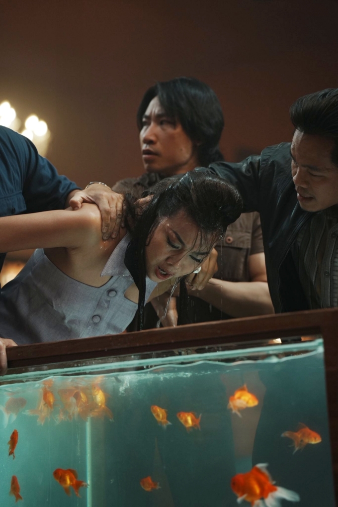 Thanh Hằng trong cảnh nhân vật Cầm Thanh bị tay sai của Madame Sắc hành hạ. Ảnh: Đoàn phim cung cấp