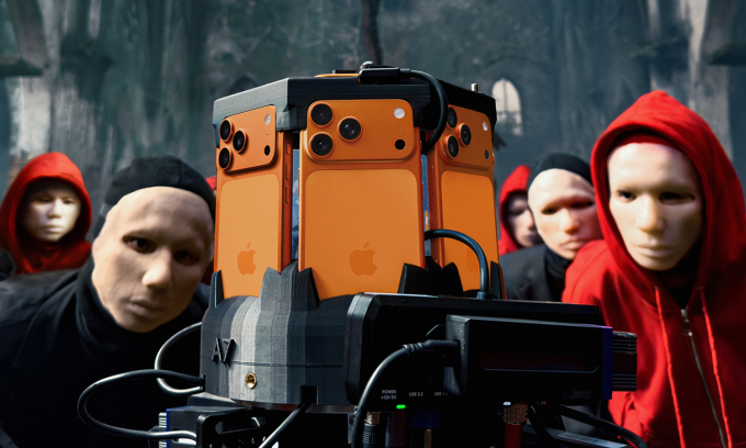 Khung gắn được thiết kế riêng, in 3D và lắp đặt 8 chiếc iPhone.