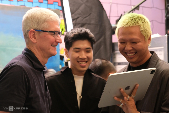 Đạo diễn Phương Vũ (bìa phải) trong lần gặp gỡ CEO Apple Tim Cook khi tới Việt Nam năm 2024. Ảnh: Tuấn Hưng
