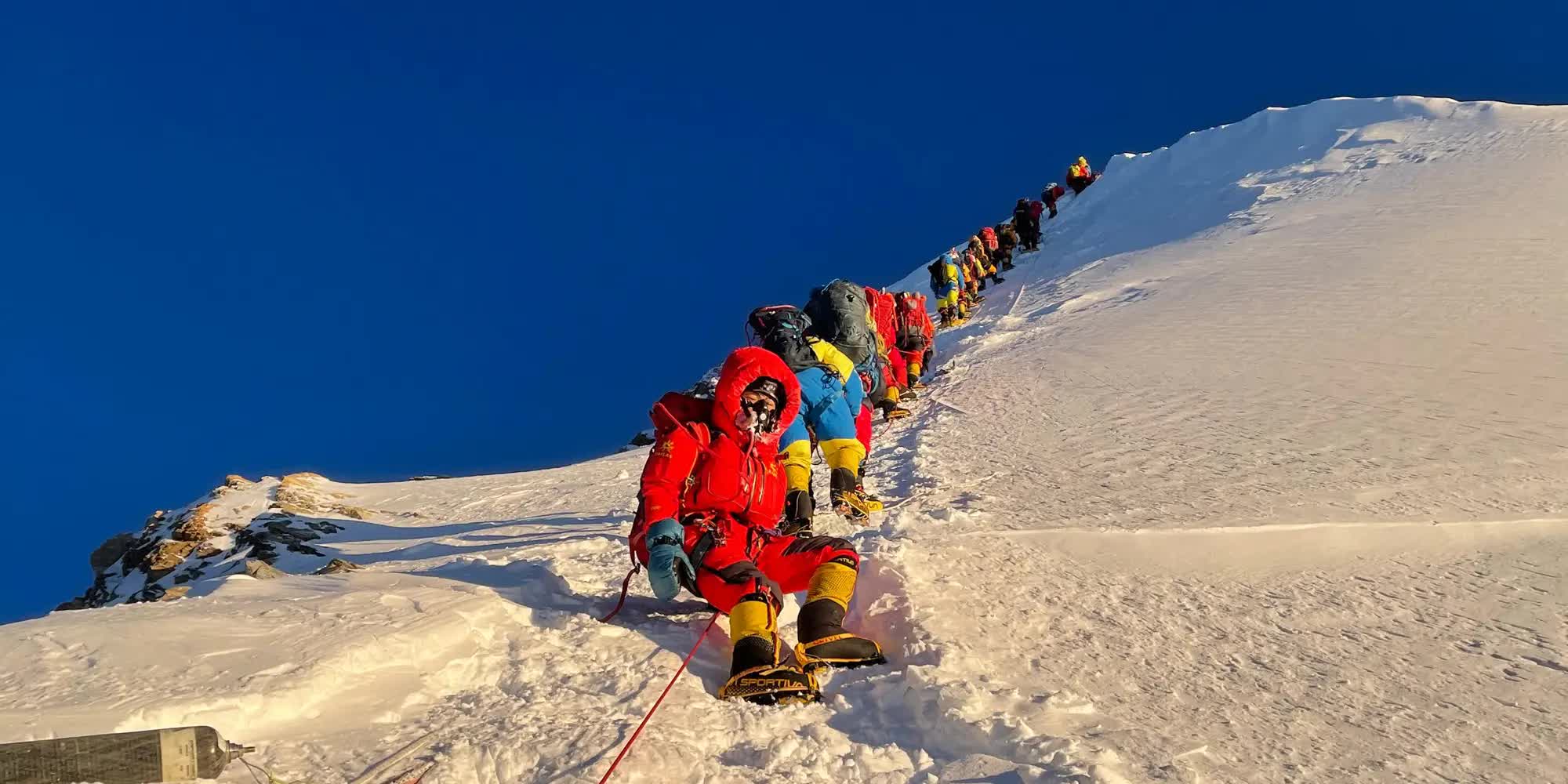 Vì sao những người thiệt mạng trên núi Everest sẽ phải nằm lại đó mãi mãi?- Ảnh 2. Vì sao những người thiệt mạng trên núi Everest sẽ phải nằm lại đó mãi mãi?- Ảnh 2.