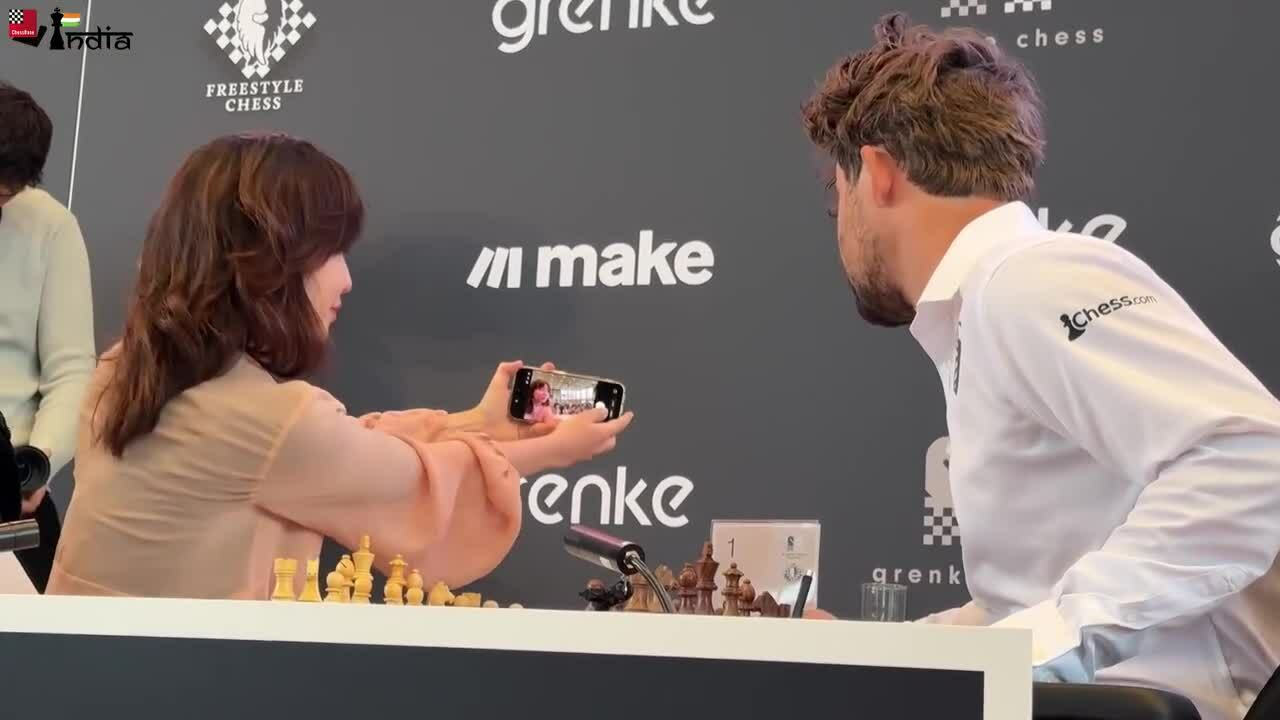 Selfie với Carlsen, nữ kỳ thủ bị tịch thu điện thoại