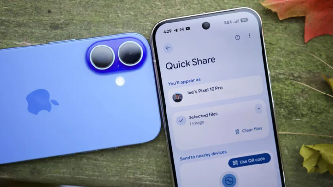 Pixel 10 (phải) là điện thoại đầu tiên có thể AirDrop với iPhone. Ảnh: AndroidAuthority