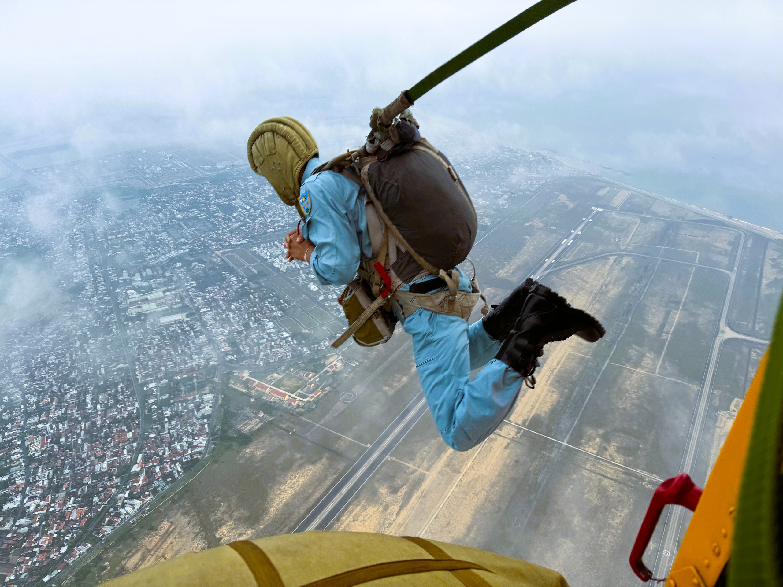 Bộ đội nhảy dù  - Ảnh 2.