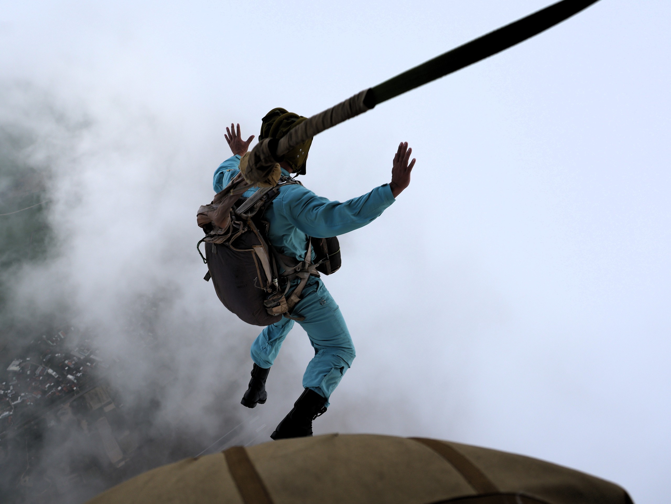 Bộ đội nhảy dù  - Ảnh 9.