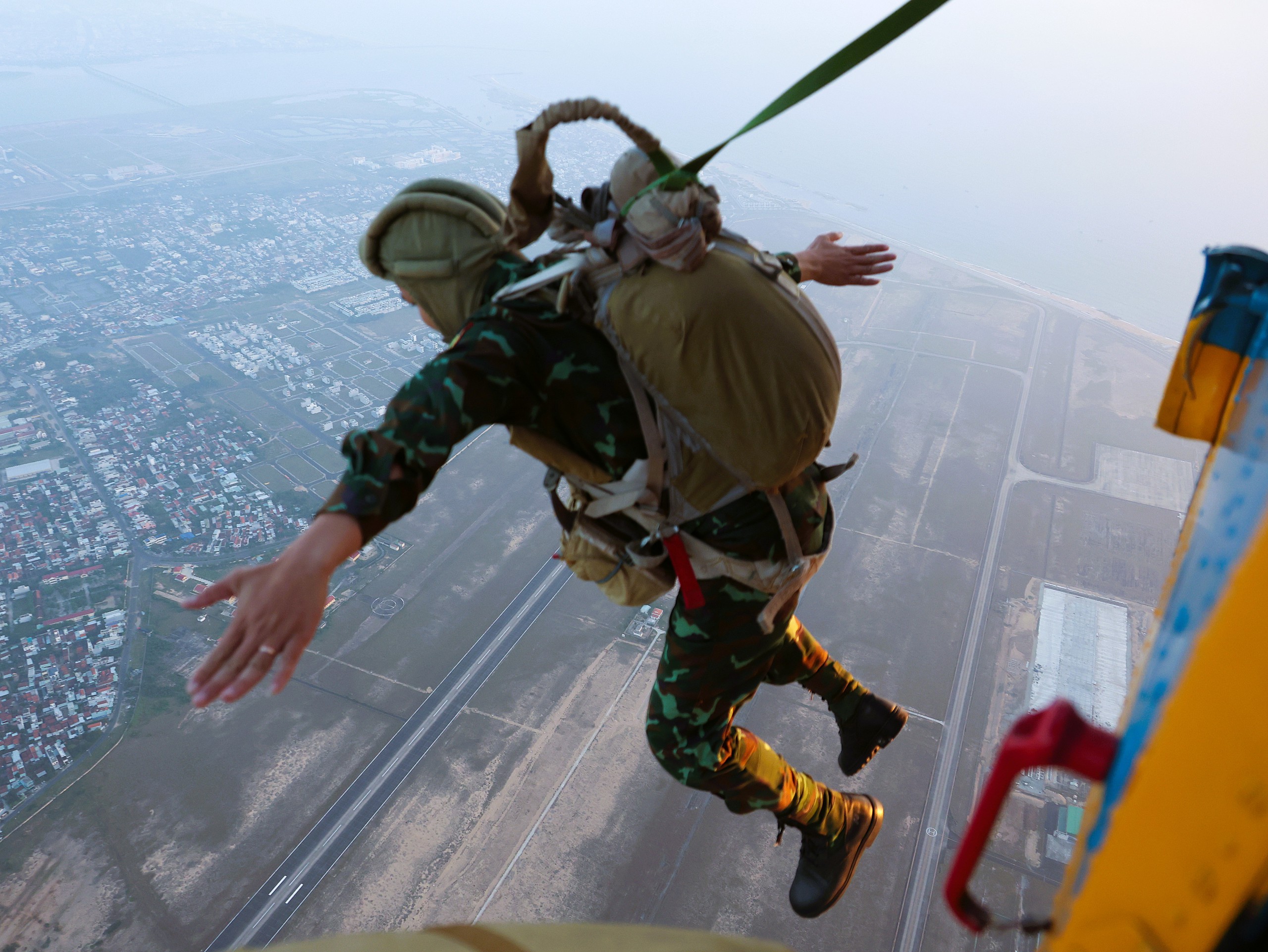 Bộ đội nhảy dù  - Ảnh 13.