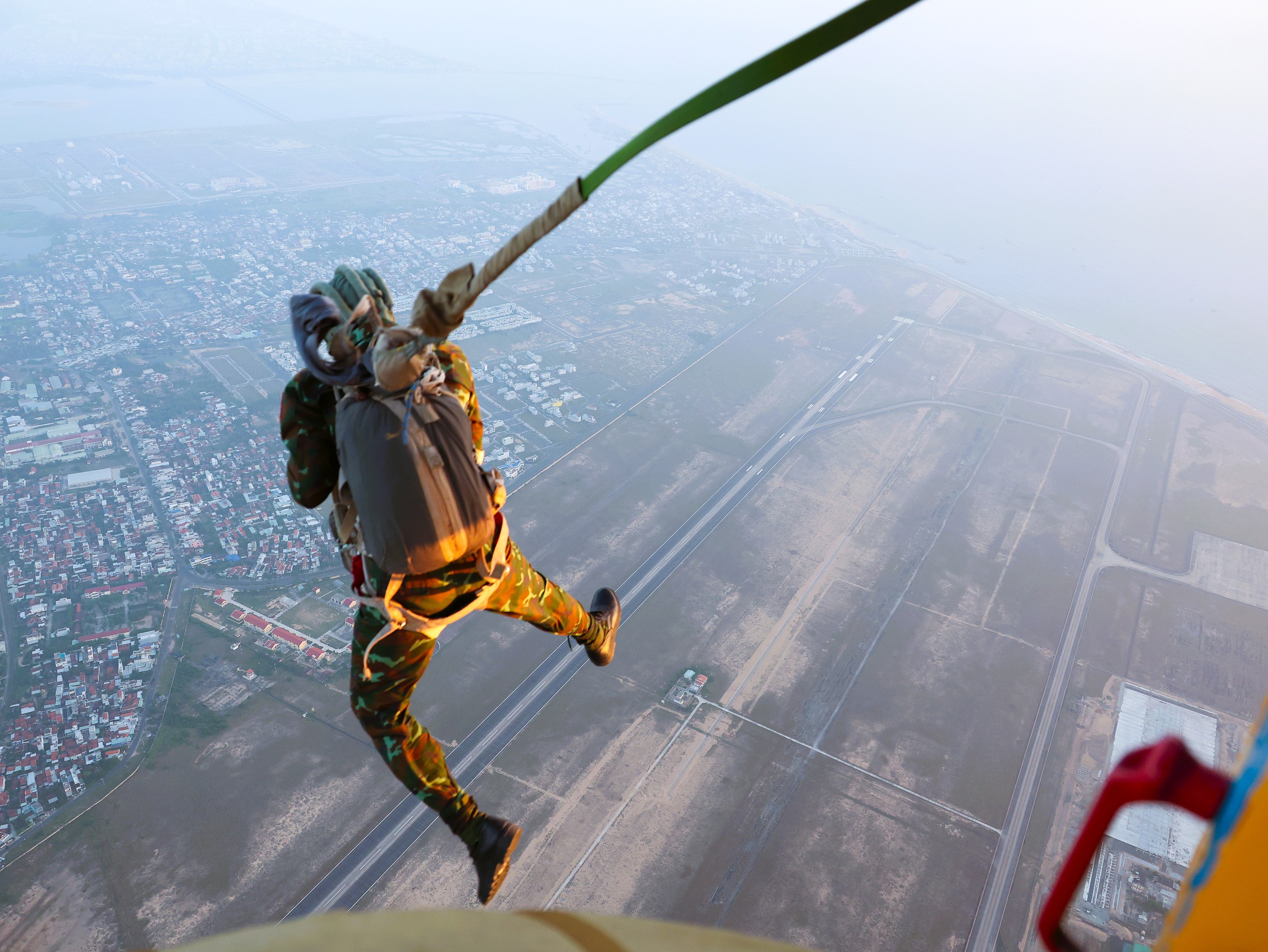 Bộ đội nhảy dù  - Ảnh 14.