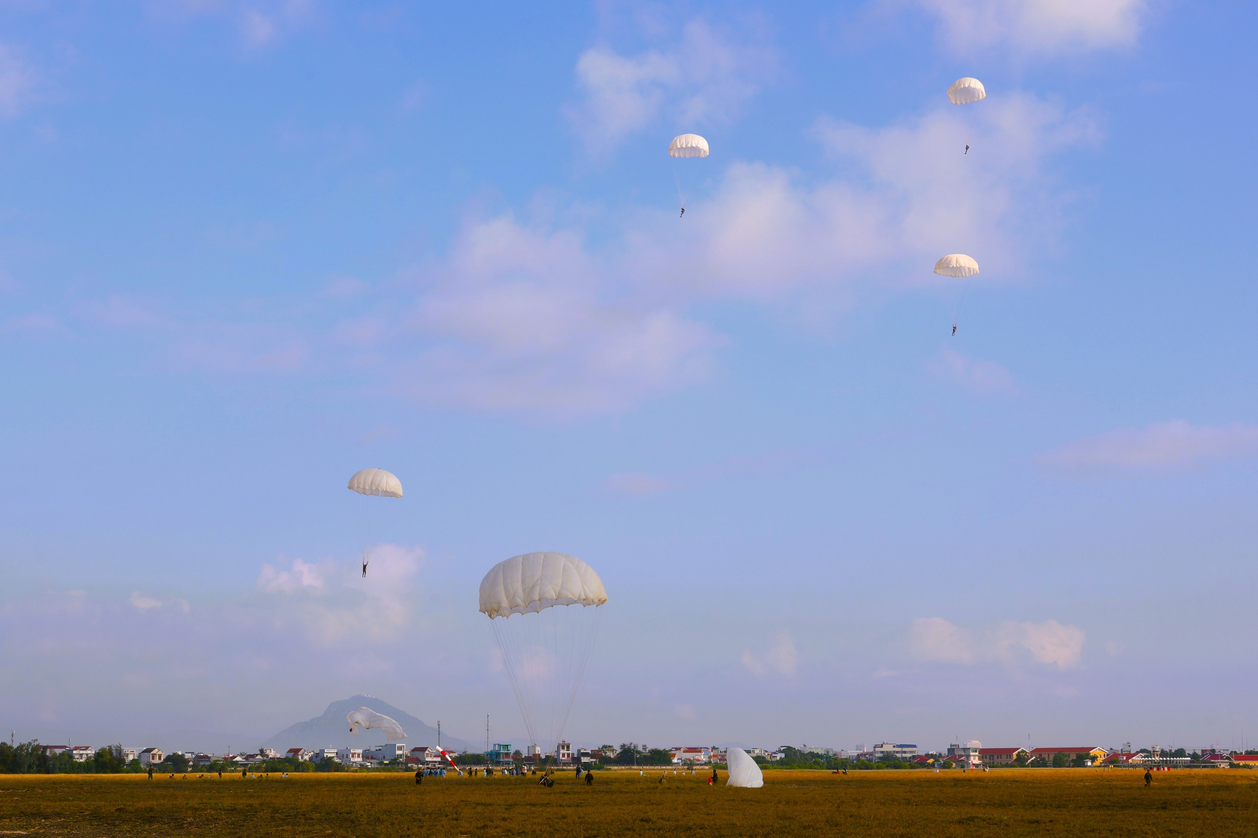 Bộ đội nhảy dù  - Ảnh 16.