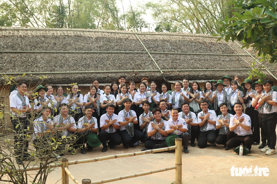 Sinh viên TP.HCM về thăm các di tích lịch sử ở Nghệ An 2 Sinh viên TP.HCM - Ảnh 2.