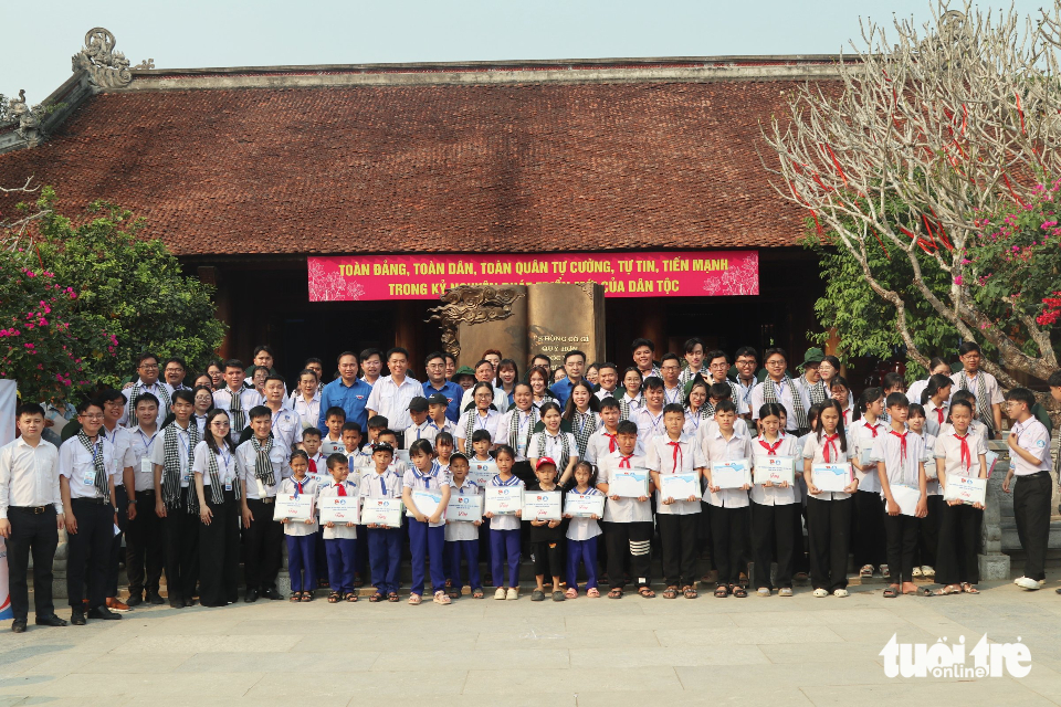 Sinh viên TP.HCM về thăm các di tích lịch sử ở Nghệ An 5 Sinh viên TP.HCM - Ảnh 5.