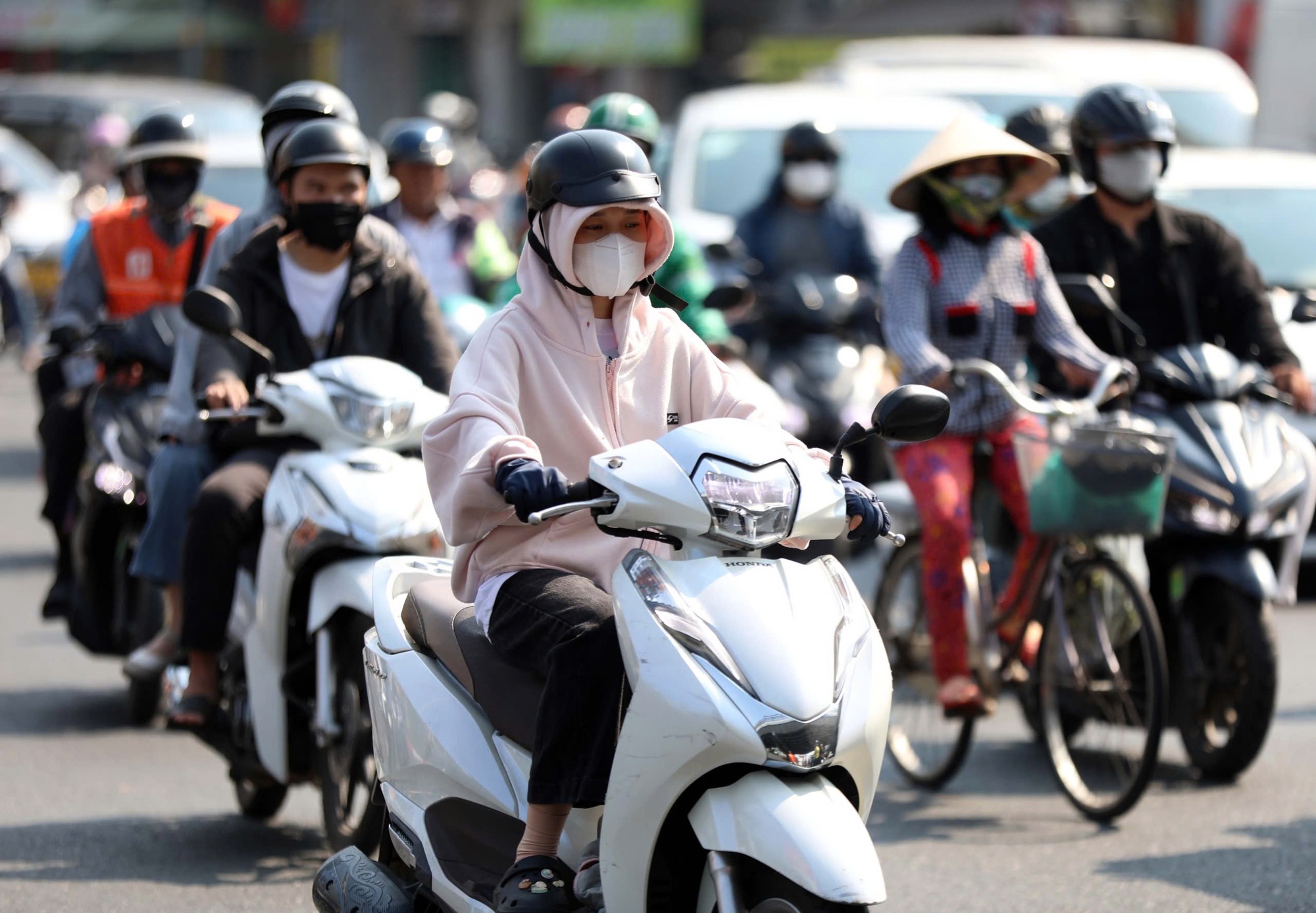 Nắng nóng đến sớm, lại lo thiếu điện- Ảnh 2.