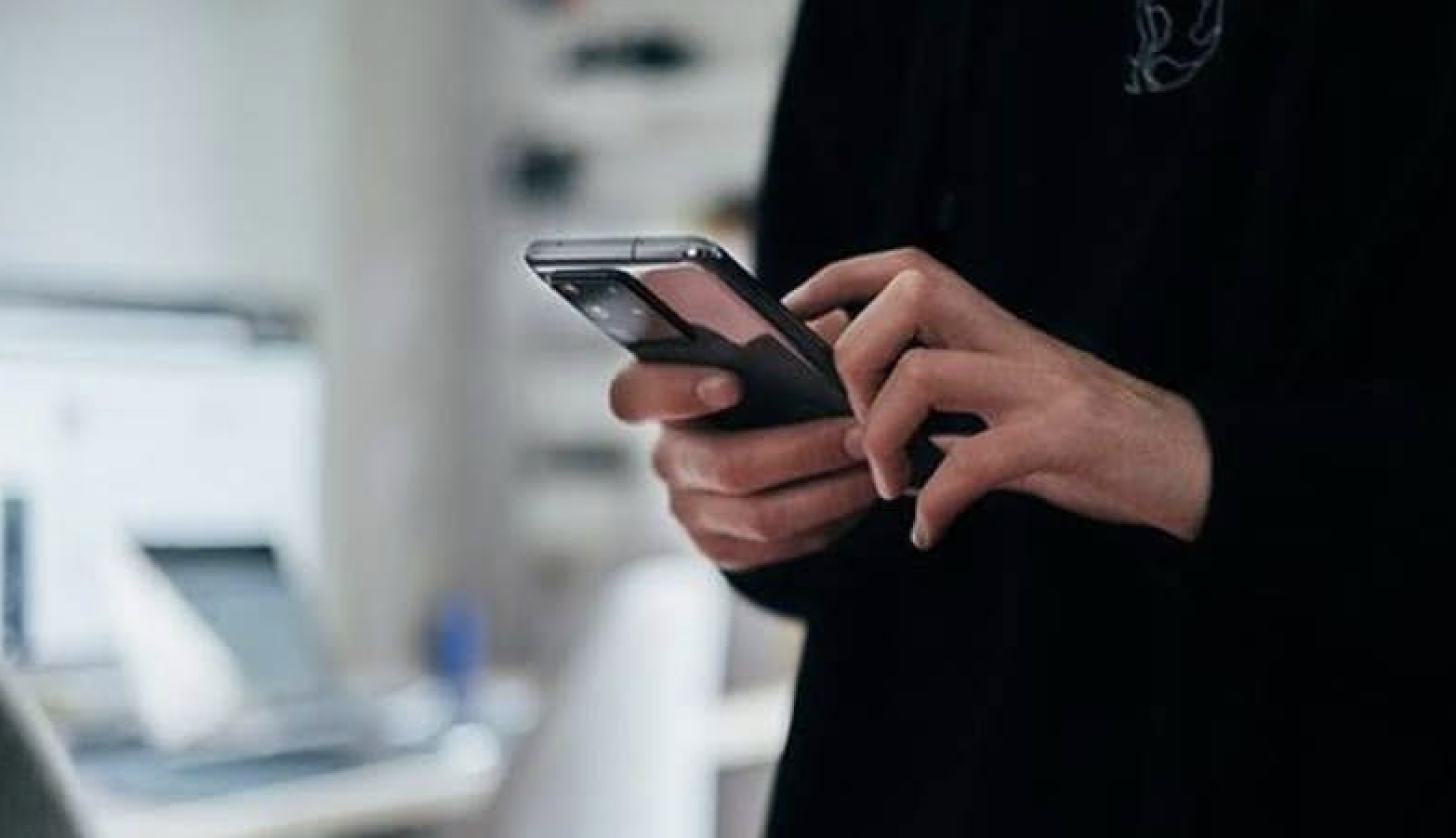 Không cuộc gọi, không thao tác, vẫn bị “bay” hơn 38 triệu vì điện thoại “đơ”: Cảnh báo chiêu lừa mới cực tinh vi mà nhiều người Việt hay chủ quan- Ảnh 1.