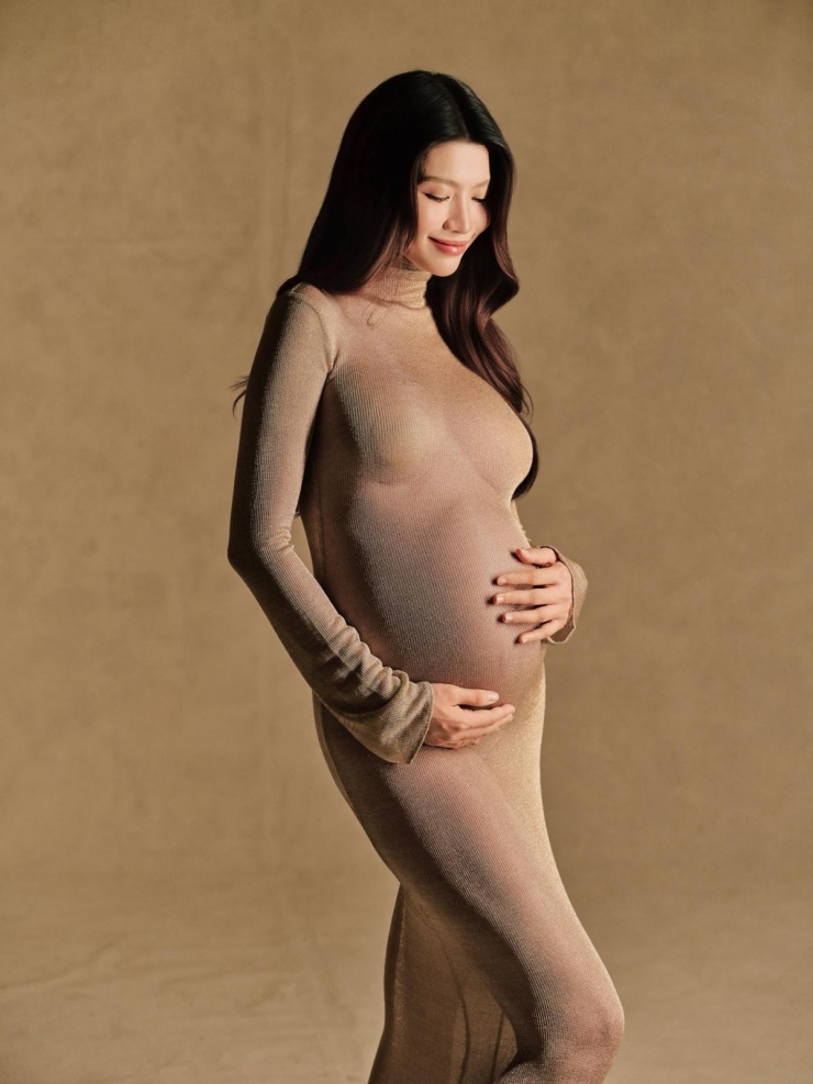 Chụp bộ ảnh kỷ niệm trong tháng cuối của thai kỳ, Quỳnh Châu chọn váy dệt kim xuyên thấu ôm sát "mặc như không", phô diễn tối đa vẻ quyến rũ và niềm tự hào sắp làm mẹ.