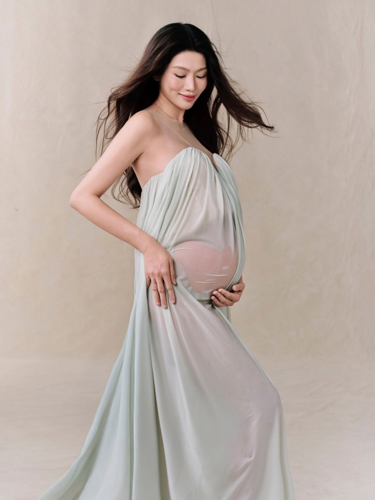 Quỳnh Châu áp dụng mốt "váy ướt" cúp ngực và xếp nếp bay bổng, đem lại vẻ lãng mạn nhưng vẫn sexy.