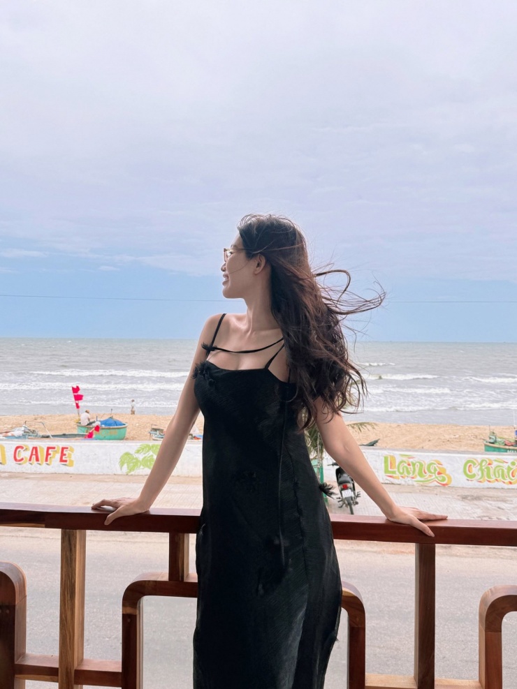 Xiêm y phom suông giúp Quỳnh Châu nhiều lần được khán giả nhận xét "không có dấu hiệu bầu bí" do tay chân vẫn thon gọn.