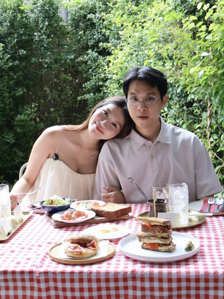 Trong bài phỏng vấn cùng Ngôi Sao hồi tháng 1, Quỳnh Châu cho biết cô chuyển vào sống cùng gia đình chồng sau đám cưới. Á hậu thấy mình may mắn, "sướng hơn thời độc thân" vì bố mẹ chồng và các anh chị cưng chiều, quan tâm chăm sóc chu đáo, khiến cô thấy mình như con út trong nhà.