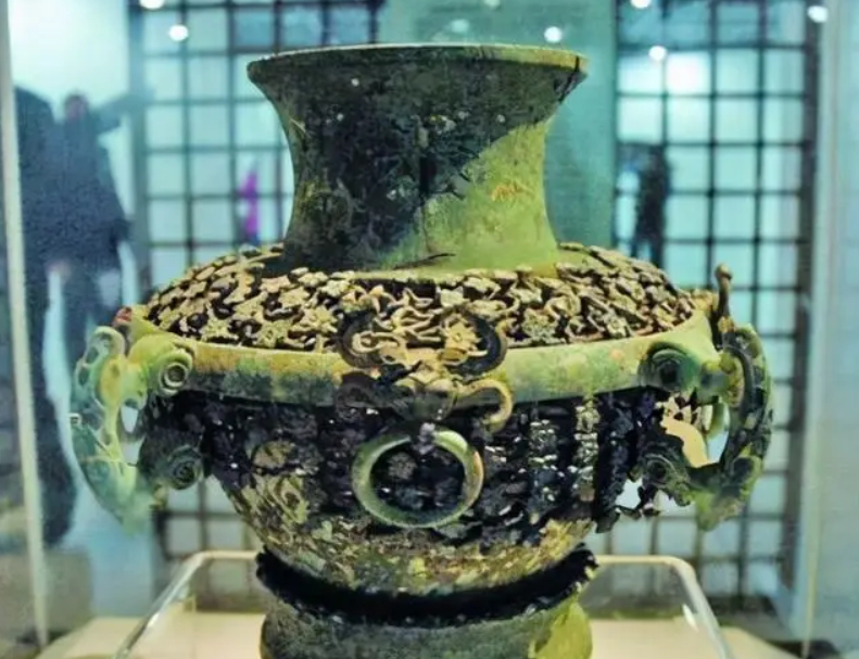 Đào sâu hơn 1m, 3 người đàn ông phát hiện hơn 20kg vàng liền báo chính quyền, được khen thưởng hơn 38 triệu đồng- Ảnh 2.