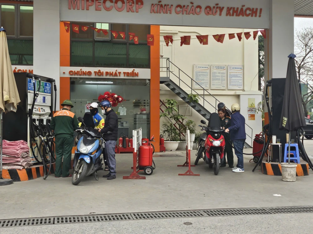 Tình hình Trung Đông vẫn tiếp diễn căng thẳng, thuế và phí với xăng, dầu nên được thiết kế như công cụ ổn định tự động. Ảnh: MINH TRÚC xăng dầu 1.jpg