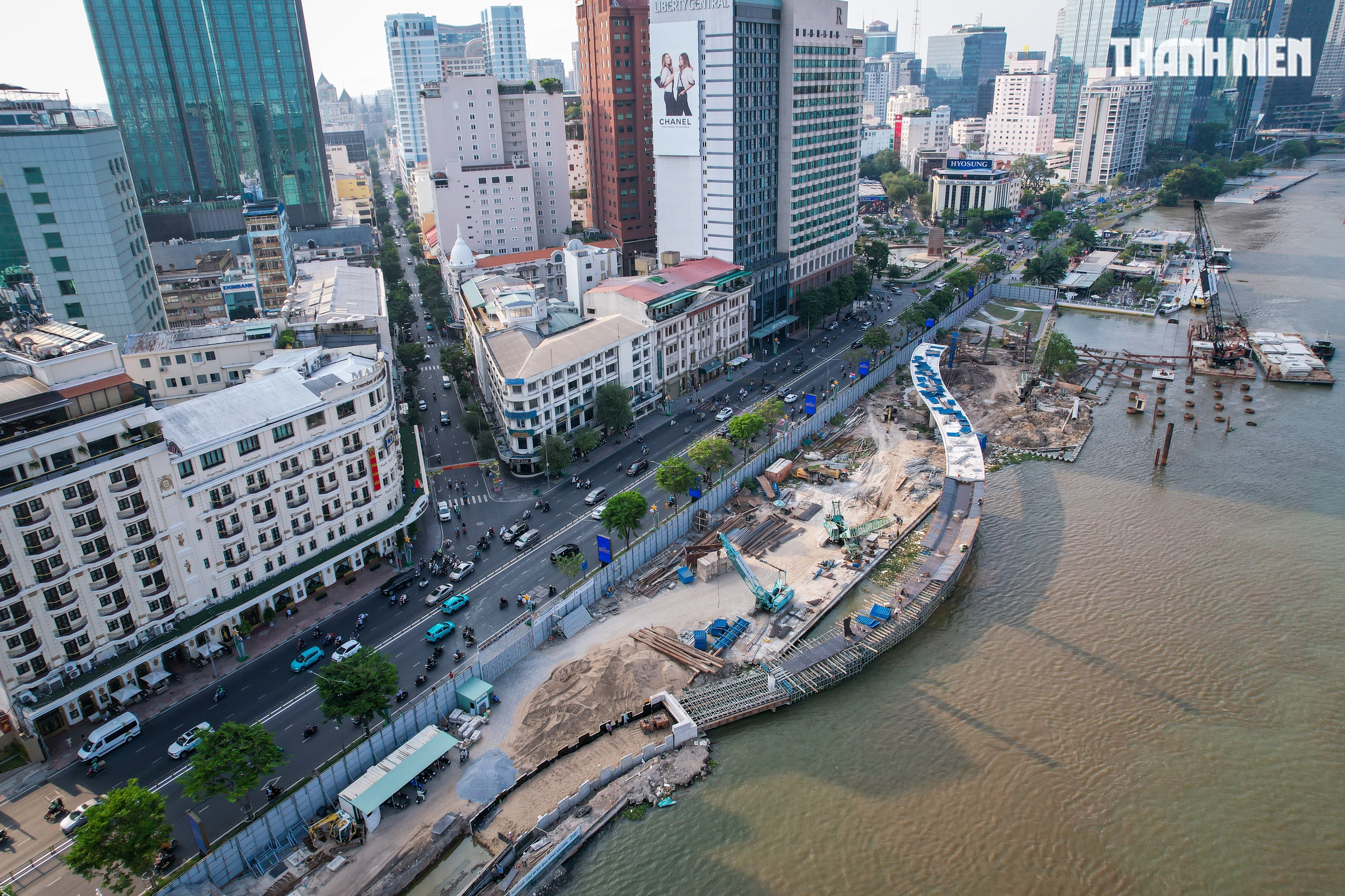 Cầu đi bộ nghìn tỉ qua sông Sài Gòn dần thành hình sau một năm thi công - Ảnh 2. Cầu đi bộ nghìn tỉ qua sông Sài Gòn dần thành hình sau một năm thi công - Ảnh 2.