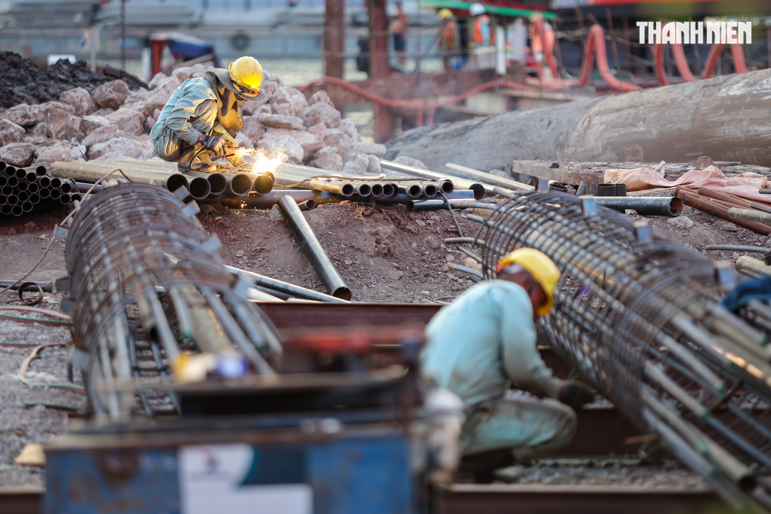 Cầu đi bộ nghìn tỉ qua sông Sài Gòn dần thành hình sau một năm thi công - Ảnh 4. Cầu đi bộ nghìn tỉ qua sông Sài Gòn dần thành hình sau một năm thi công - Ảnh 4.