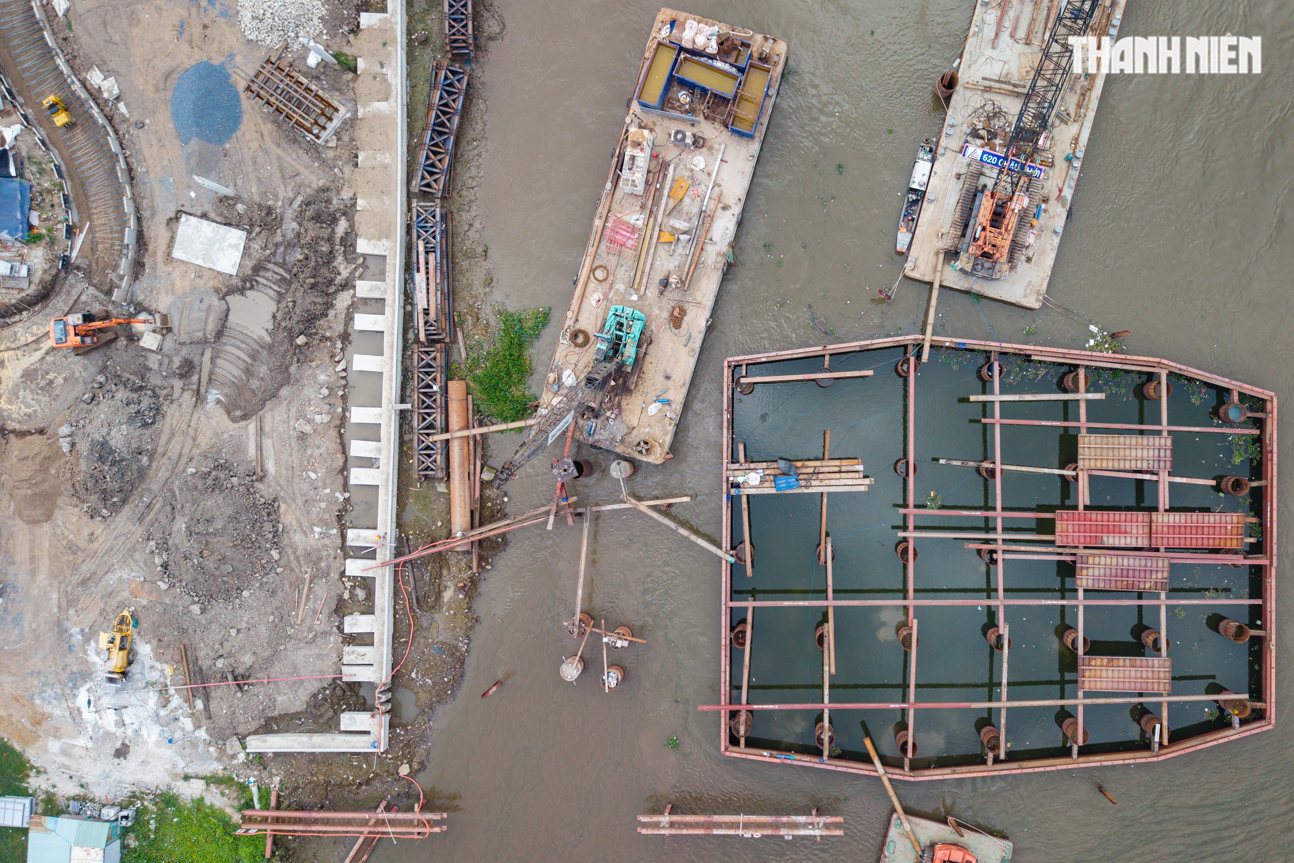 Cầu đi bộ nghìn tỉ qua sông Sài Gòn dần thành hình sau một năm thi công - Ảnh 14. Cầu đi bộ nghìn tỉ qua sông Sài Gòn dần thành hình sau một năm thi công - Ảnh 14.