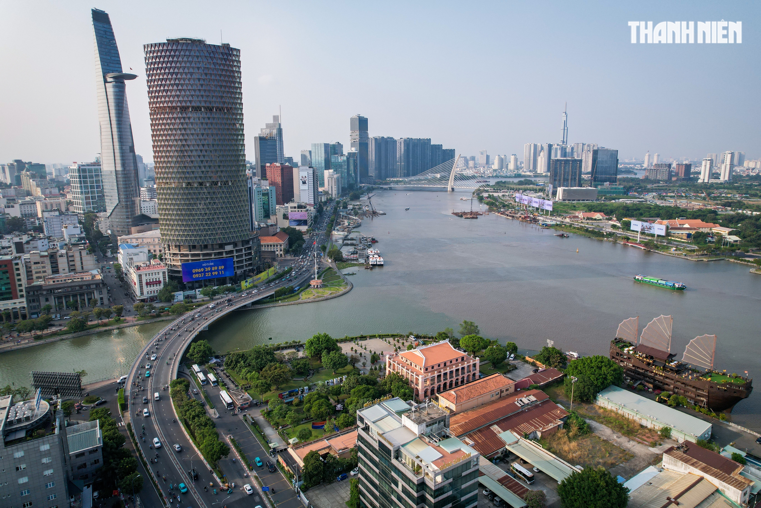 Cầu đi bộ nghìn tỉ qua sông Sài Gòn dần thành hình sau một năm thi công - Ảnh 16. Cầu đi bộ nghìn tỉ qua sông Sài Gòn dần thành hình sau một năm thi công - Ảnh 16.