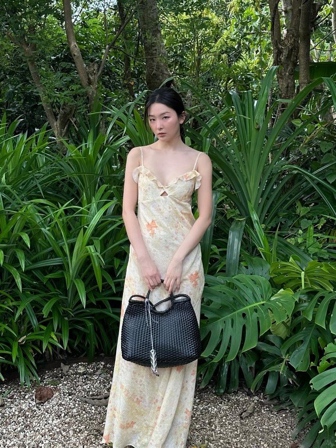 Nàng thêm rạng rỡ khi diện trang phục họa tiết hoa xuống phố- Ảnh 2.